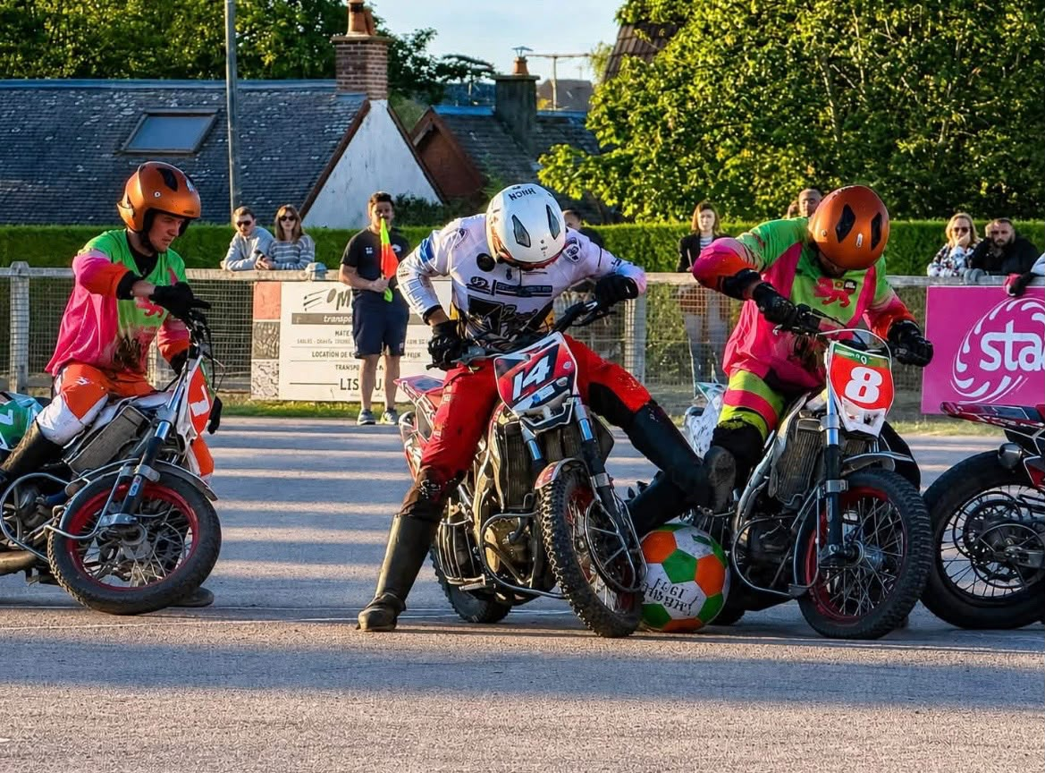 Motards disputant un match de motoball sur un terrain extérieur