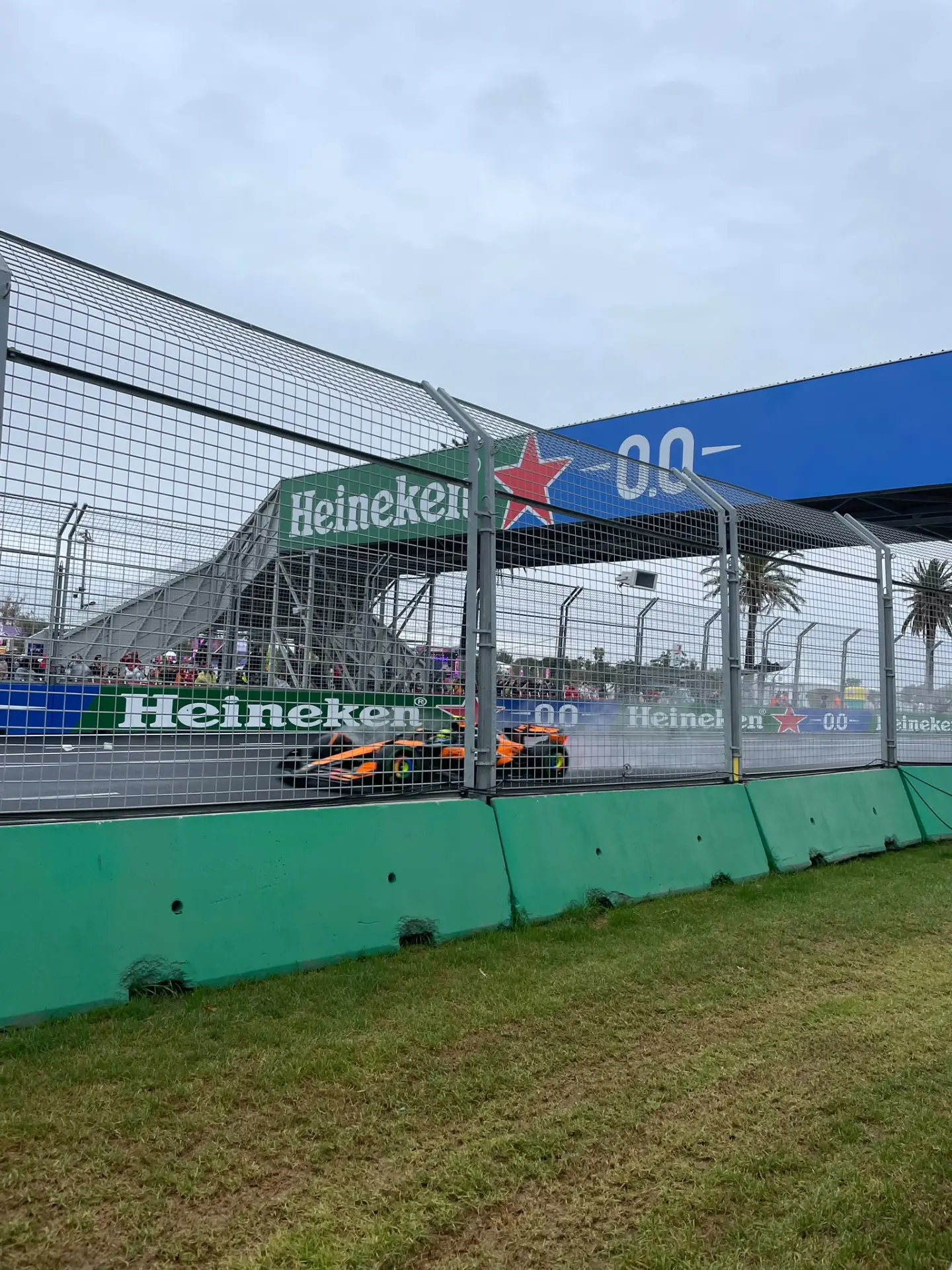 Monoplace de Formule 1 en action sur un circuit urbain
