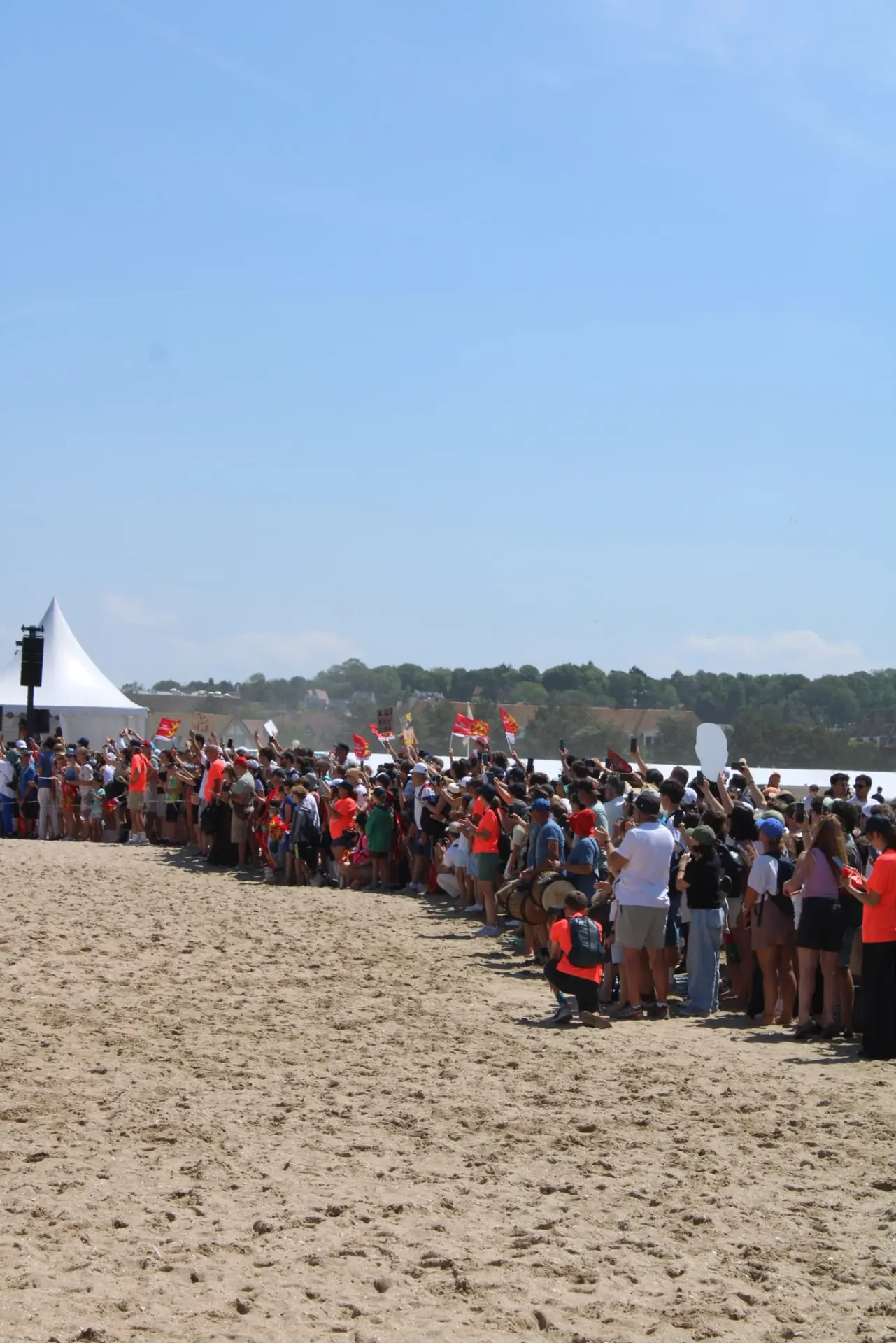 Supporters rassemblés en plein air lors d'un événement sportif