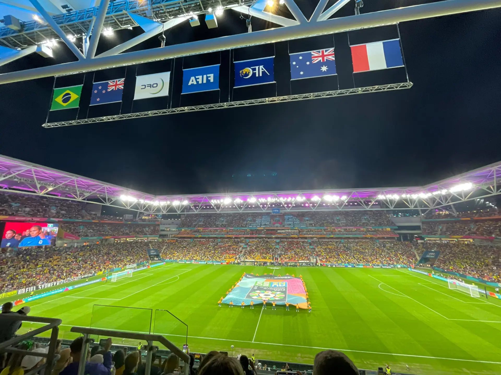 Cérémonie d'ouverture d'un match de football, drapeaux et tifo dans les tribunes