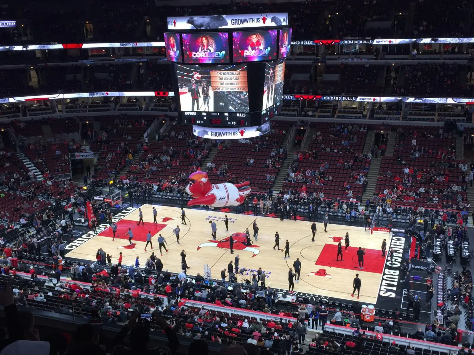 Match de basketball dans une grande arena remplie de spectateurs